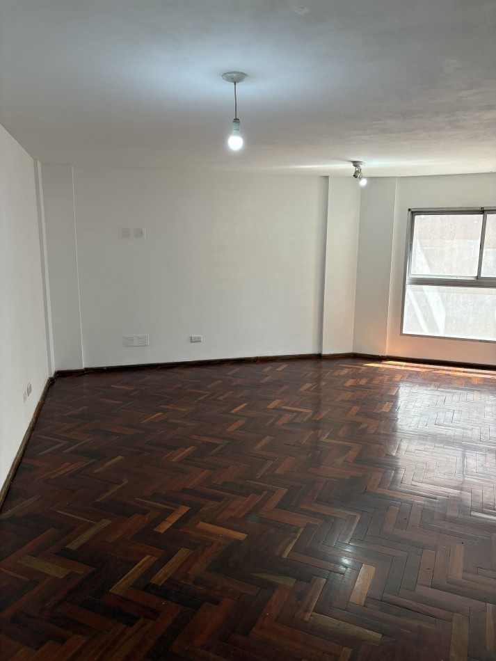 Se alquila amplio Dpto sobre Poeta Lugones