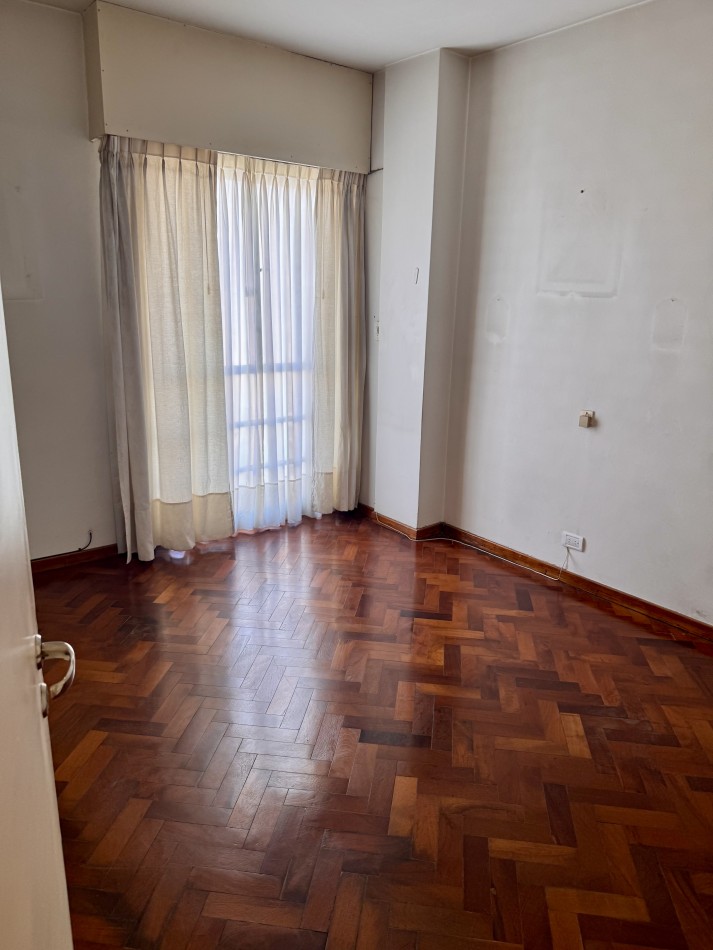 Se vende amplio departamento en calle General Paz