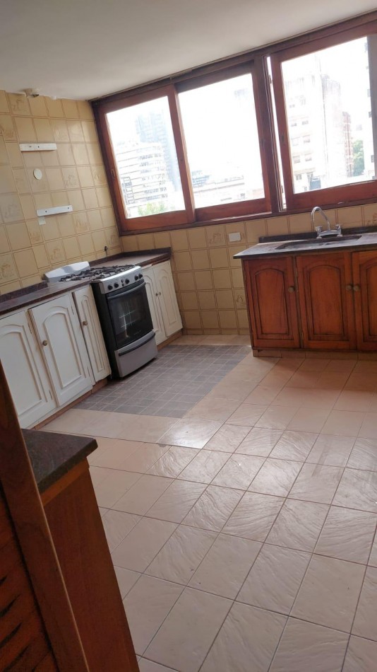 Departamento en alquiler de 3 dormitorios - 150 m² - Centro - Balcon al frente