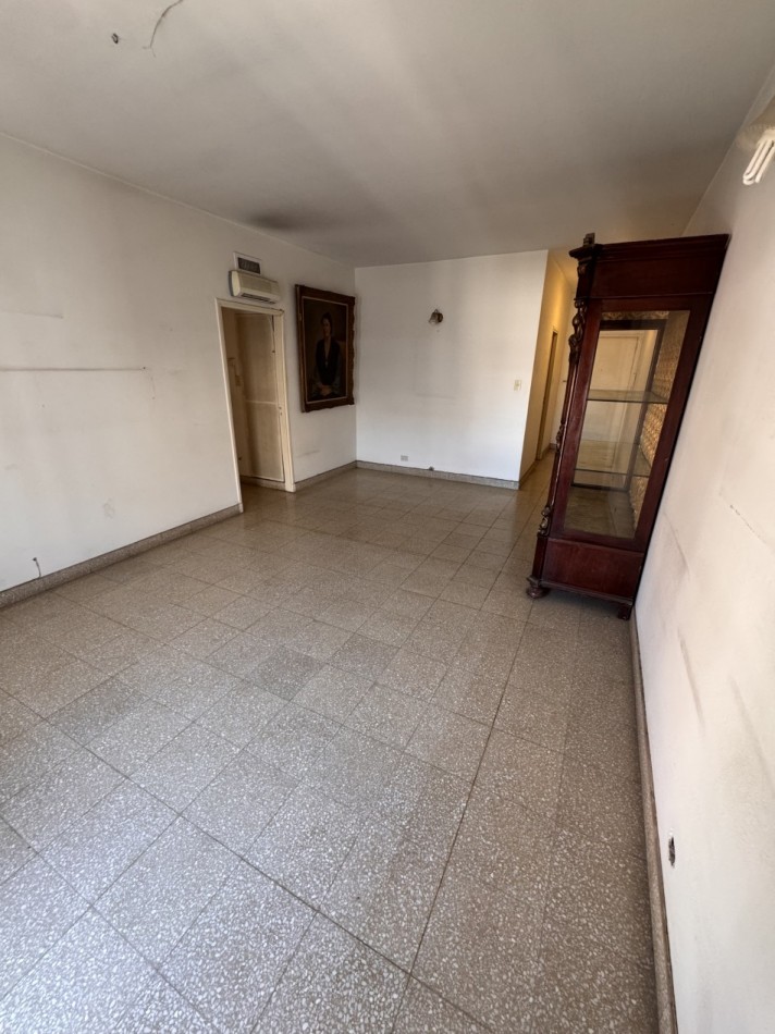 Se vende amplio departamento en calle General Paz