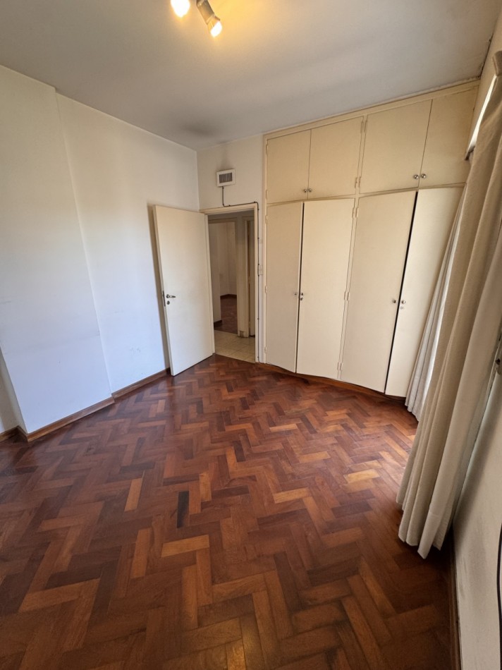 Se vende amplio departamento en calle General Paz