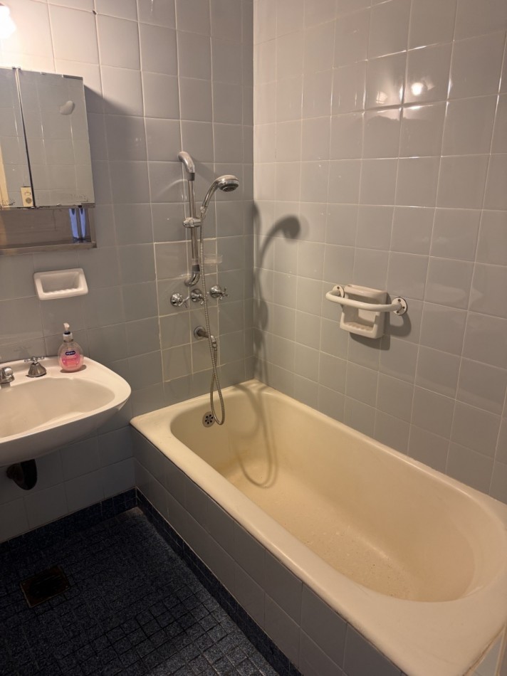 Se vende amplio departamento en calle General Paz