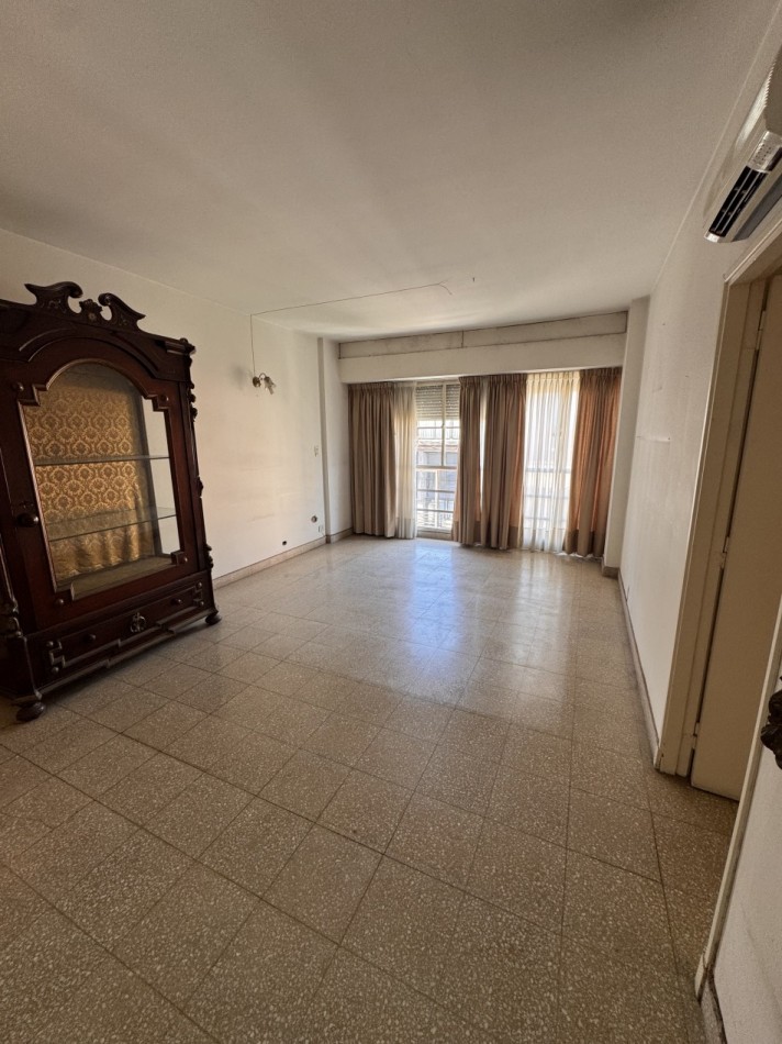 Se vende amplio departamento en calle General Paz