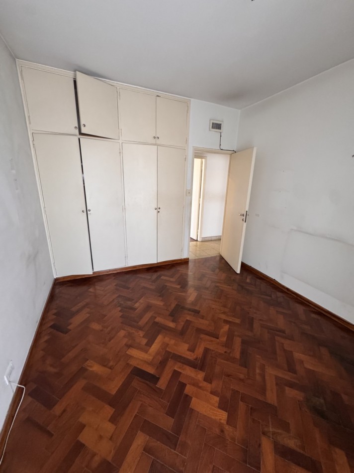 Se vende amplio departamento en calle General Paz